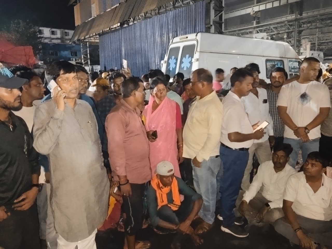 30 लाख मुआवजे और नौकरी की सहमति के बाद उठा मृतक मजदूर का शव