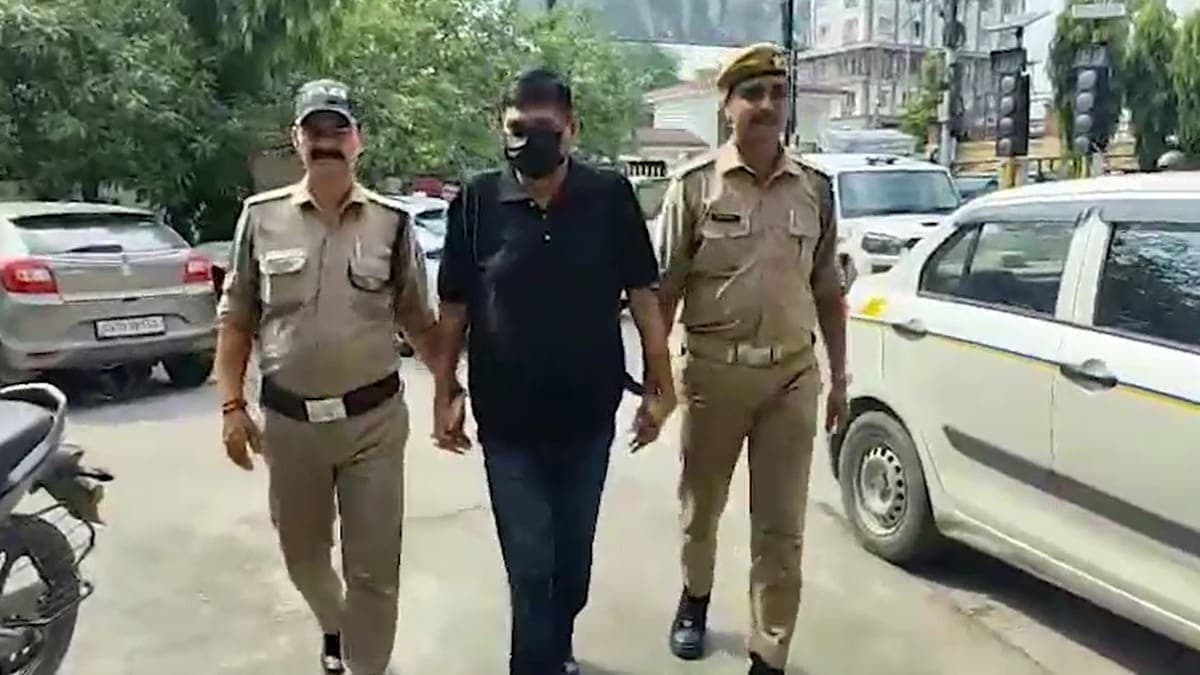 UPSC में असफल होने के बाद बना फर्जी IPS, पूर्व मुख्य सचिव का बेटा गिरफ्तार