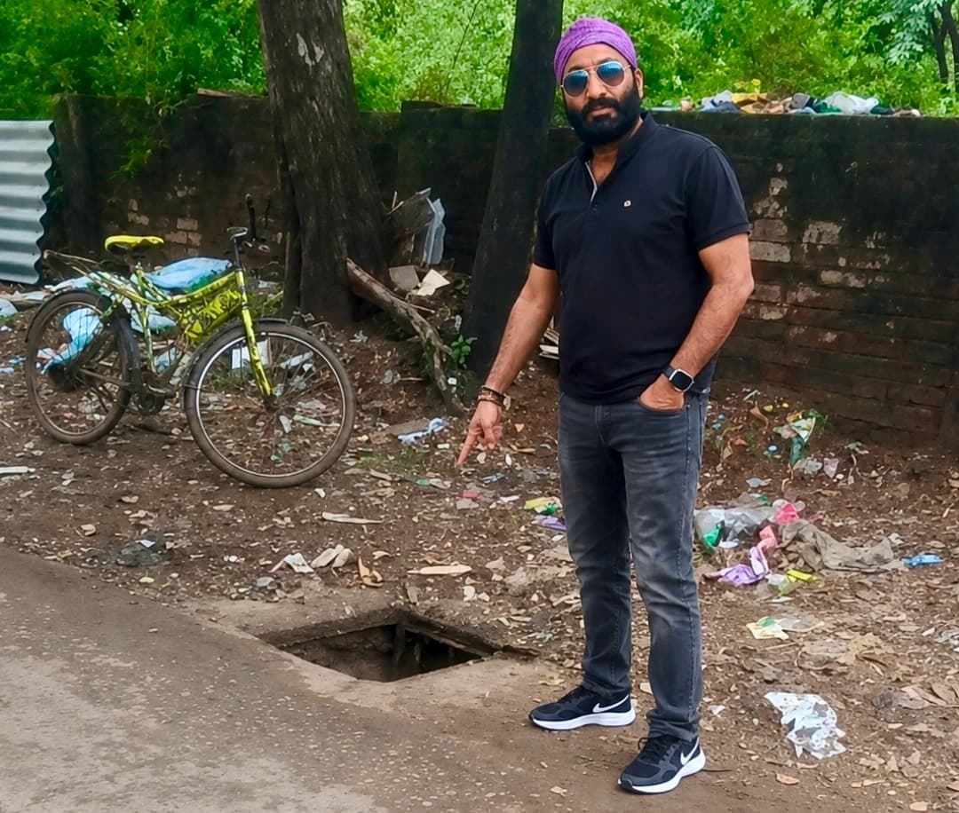 काली बाड़ी रोड पर खुले मैनहोल बने जानलेवा खतरा, हादसे से पहले कार्रवाई की मांग