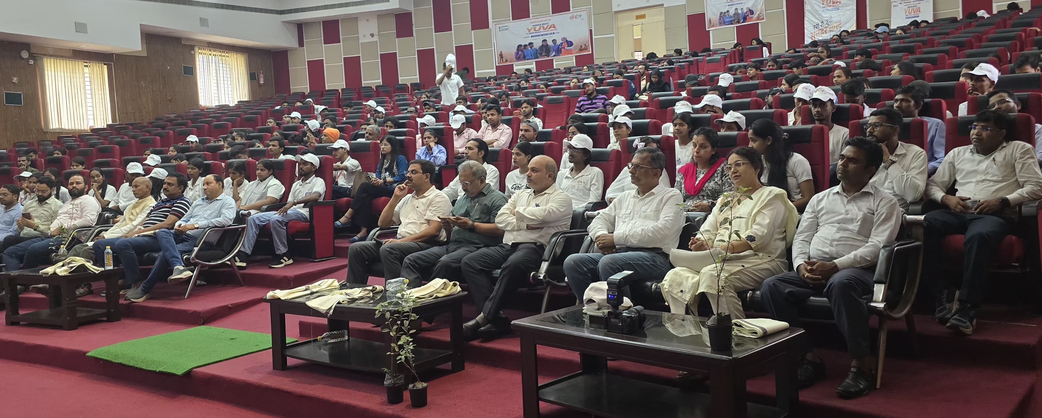 विभावि में प्रधानमंत्री के 'नशा मुक्त युवा–विकसित भारत' वेबकास्ट का लाइव प्रसारण, विद्यार्थियों ने लिया नशामुक्ति का संकल्प