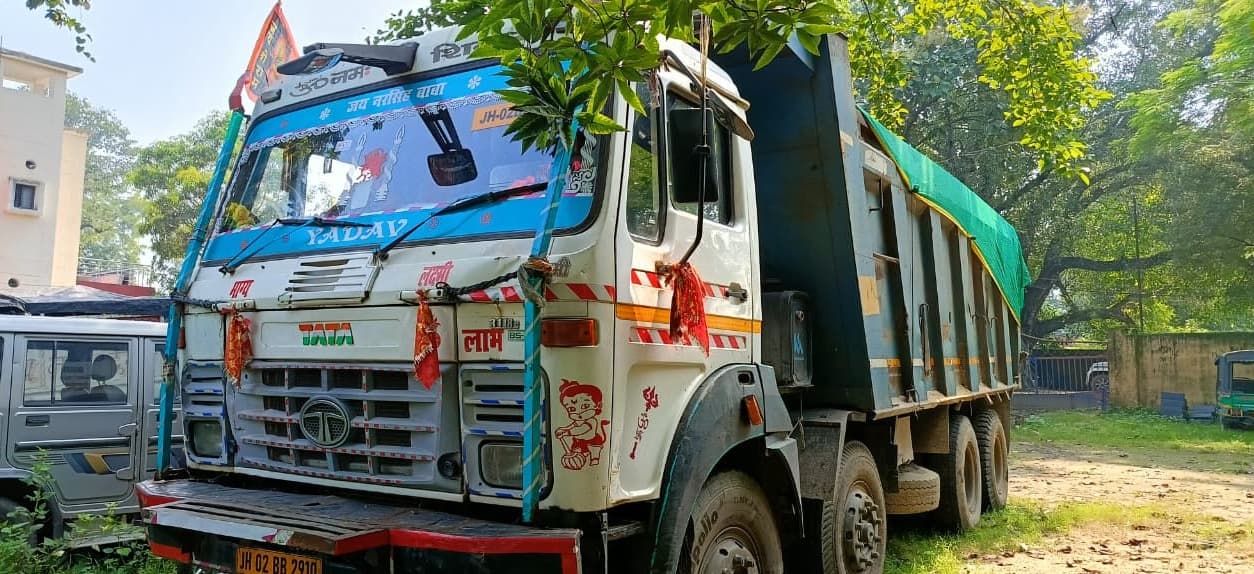 बालू लदे हाइवा को खनन विभाग ने पकड़ा, भुरकुंडा पुलिस को सुपुर्द किया