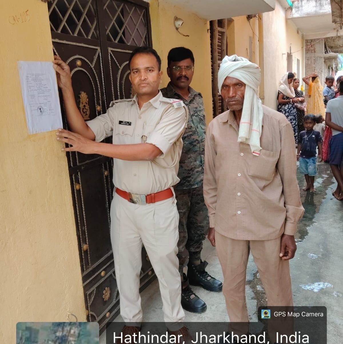 फरार अभियुक्त के घर चस्पा हुआ इस्तिहार, अब कुर्की की तैयारी