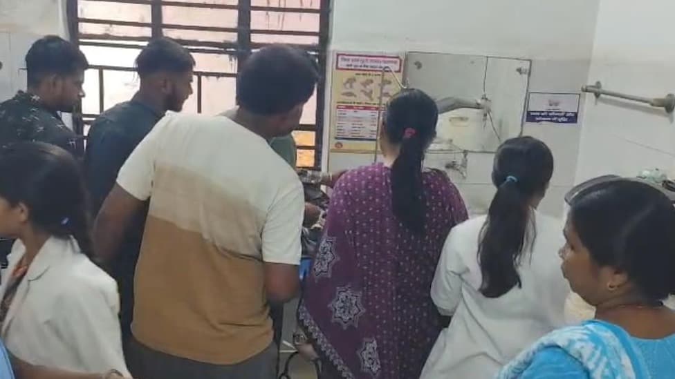 कमलवार के पास अज्ञात वाहन की टक्कर से बाइक सवार गंभीर घायल, हजारीबाग रेफर