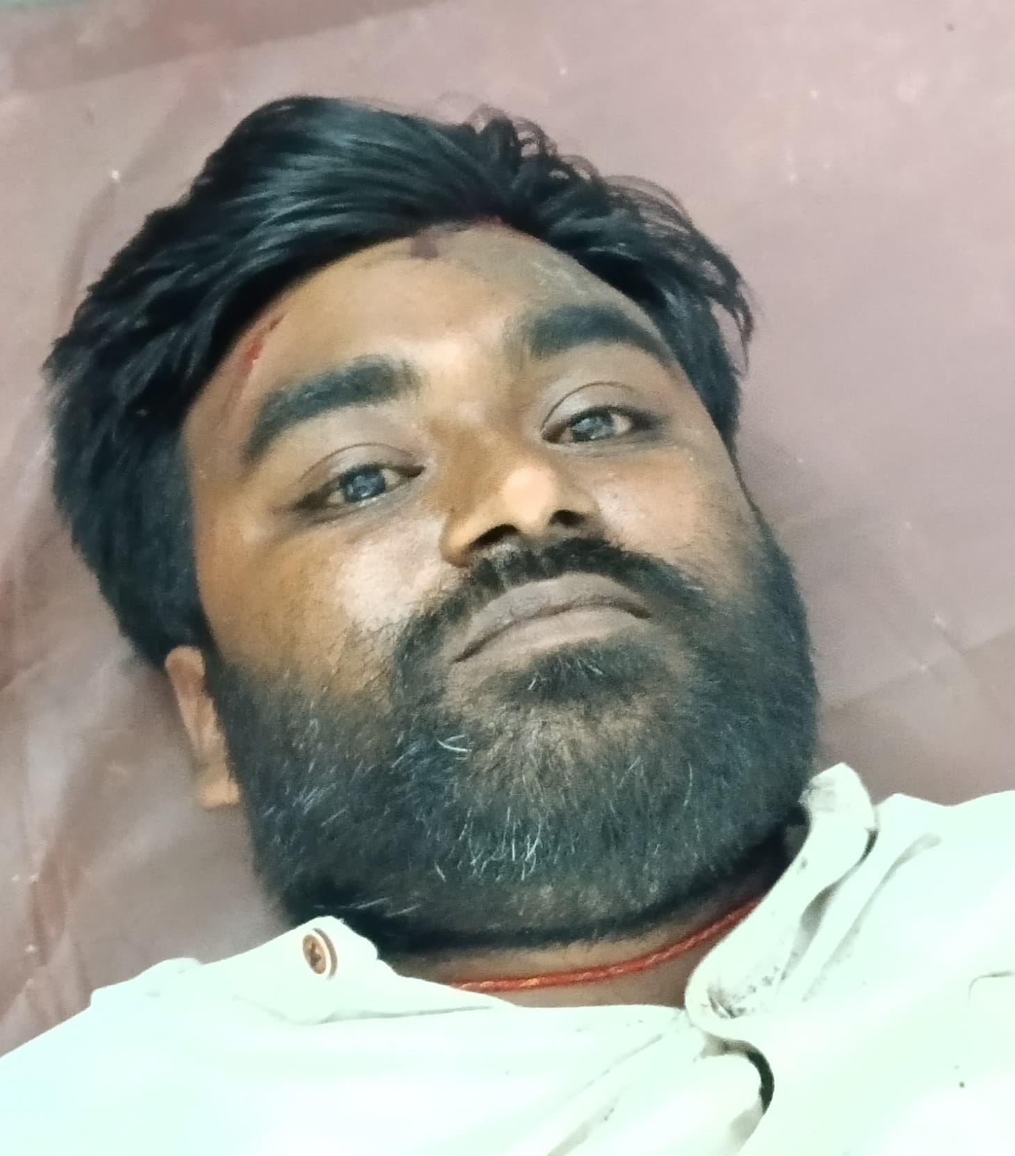 कार और बाइक की सीधी टक्कर में एक युवक समेत दो बच्चे घायल 