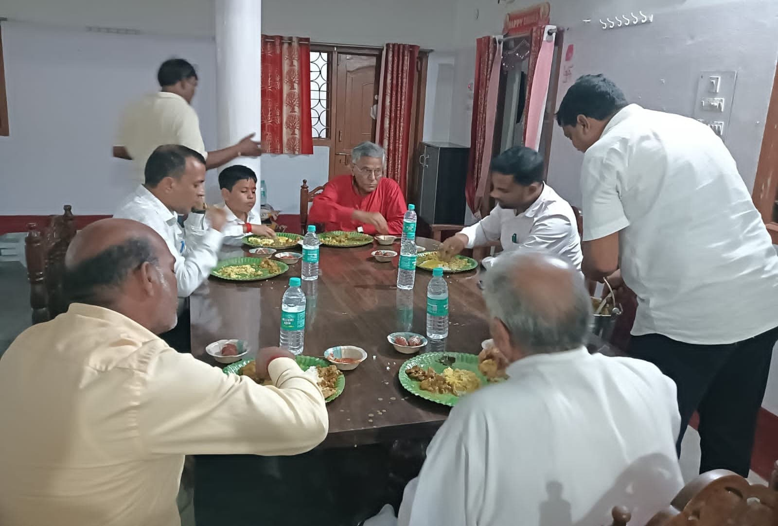 नन्हे भगत सिंह को बीडीओ व सीओ ने दी जन्मदिन की शुभकामनाएं