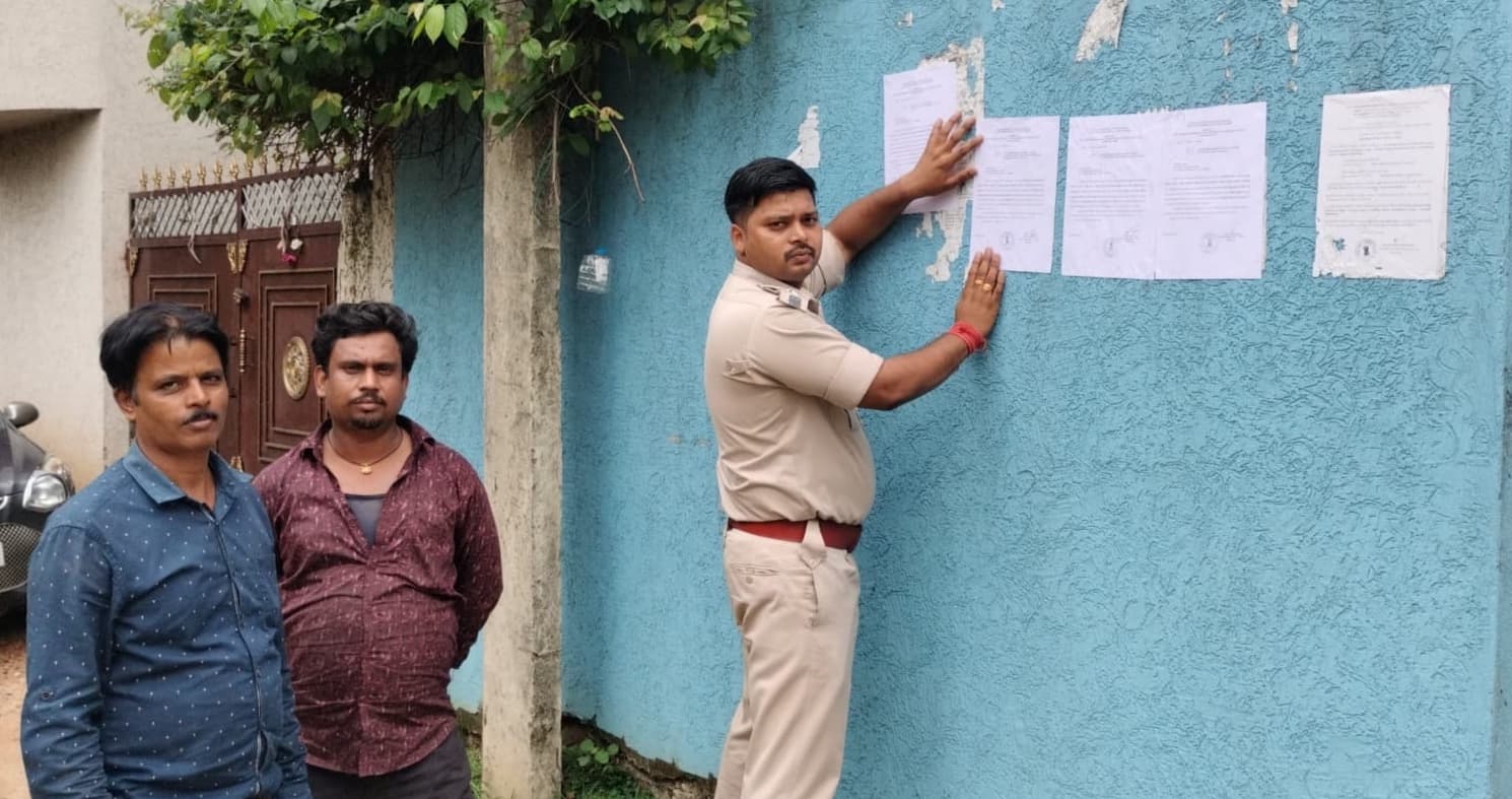 राहुल दुबे के विरुद्ध न्यायालय से जारी इश्तेहार चिपकाकर पुलिस ने कराई तामिला