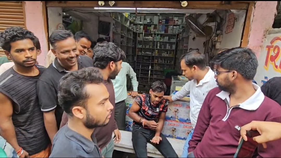 CCTV में बाइक ले जाते दिखा संदिग्ध, गली में घूमते मिला तो लोगों ने पकड़कर पुलिस को सौंपा