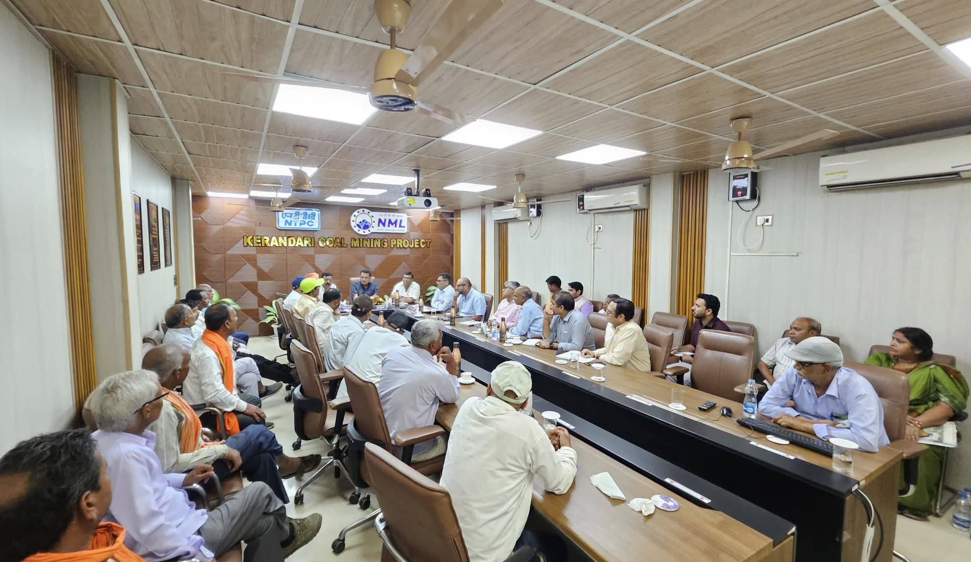 केरेडारी के बालेदवरी में विस्थापन को लेकर सार्थक वार्ता  