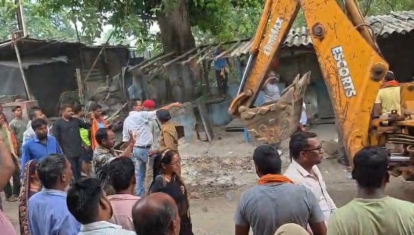 पीले पंजे का प्रहार: विष्णुगढ़ में अवैध निर्माण ध्वस्त, अतिक्रमणकारियों में मचा हड़कंप