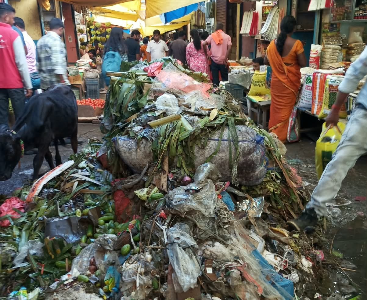 डेली मार्केट में कचरे का अंबार, सफाई व्यवस्था की खुली पोल