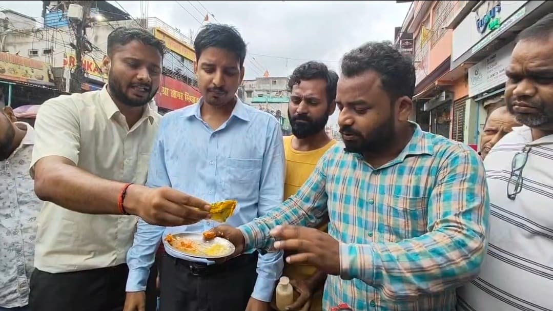 हजारीबाग में खाद्य सुरक्षा विभाग का विशेष अभियान, मिठाई दुकानों में छापेमारी; मिलावटी रंग वाली मिठाइयां नष्ट