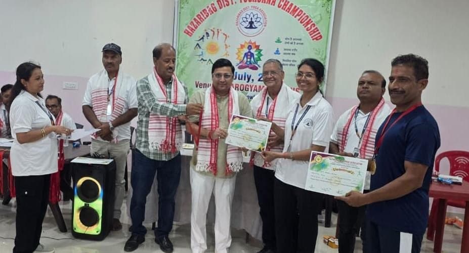 जिला योग प्रतियोगिता में बच्चों ने दिखाया अद्भुत कौशल, हर्ष अजमेरा ने किया सम्मानित