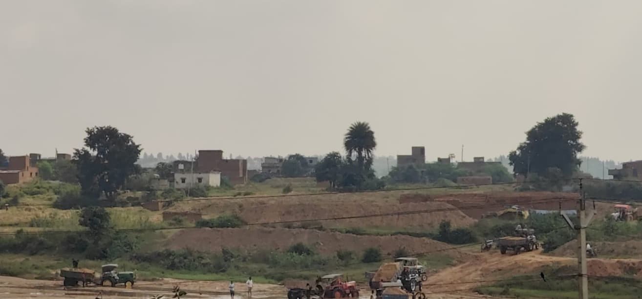 एनजीटी की पाबंदी बेअसर, प्रशासन की आंखों के सामने बालू का खेल