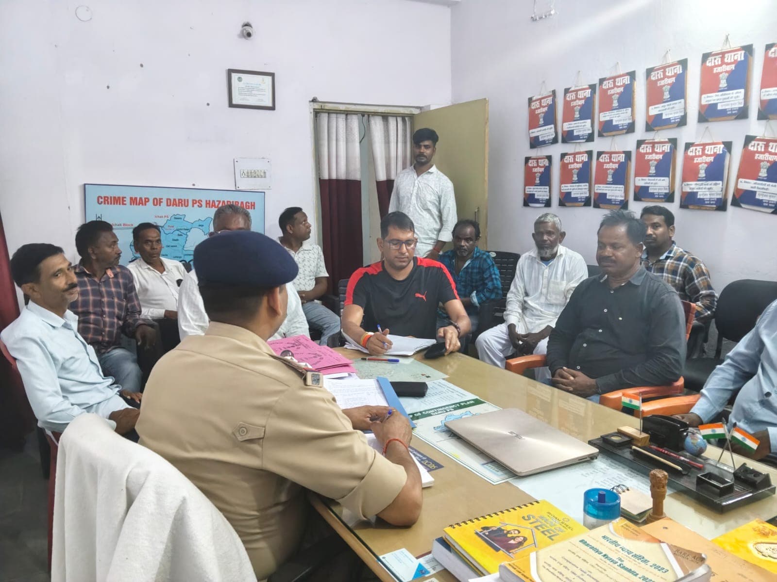 हजारीबाग के विभिन्न थानों में आयोजित हुआ साप्ताहिक थाना दिवस, कई मामलों का किया गया निपटारा