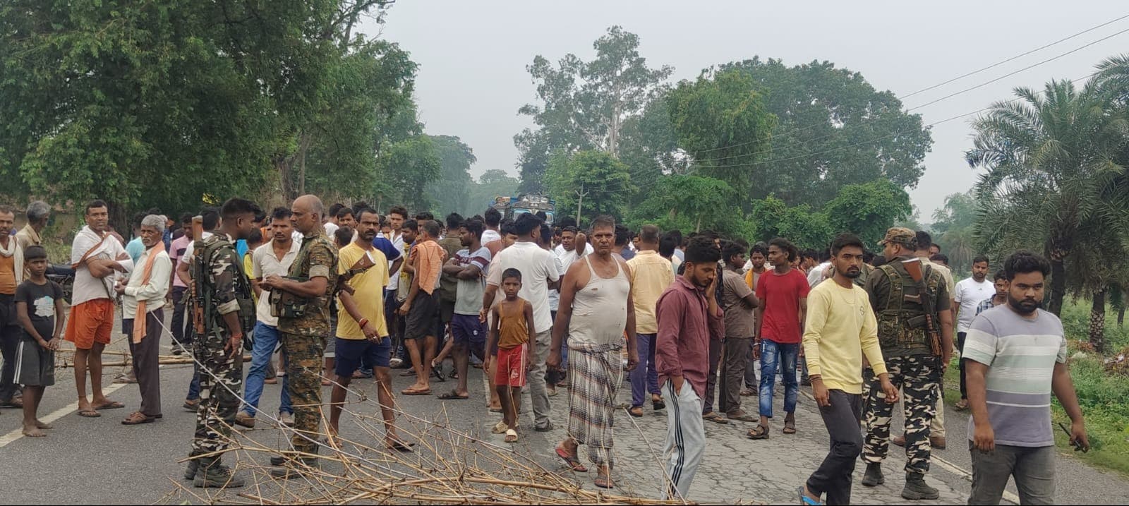 चतरा में संदेहास्पद स्थिति में मिला युवक का शव, हत्या की आशंका पर भड़के ग्रामीण; NH-22 किया जाम