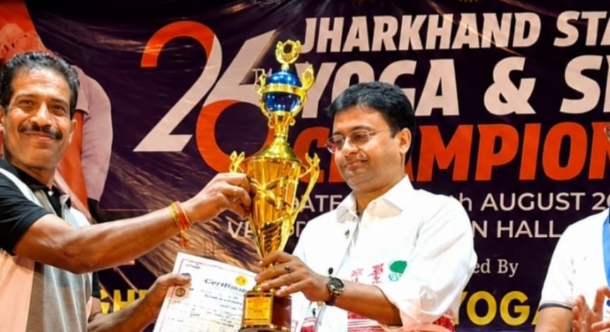राज्य स्तरीय योगासन प्रतियोगिता में योग गुरु अनिल कुमार मिश्रा ने जीता स्वर्ण पदक