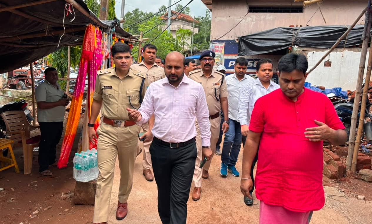 रजरप्पा मंदिर के पुनर्विकास और सुरक्षा व्यवस्था को लेकर डीसी-एसपी ने की समीक्षा, परिसर का किया निरीक्षण