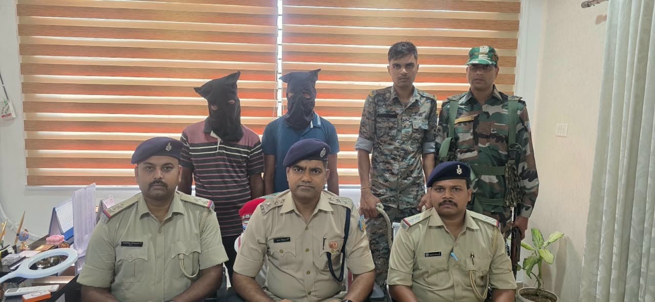 हजारीबाग पुलिस की बड़ी कार्रवाई, टीपीसी के एरिया कमांडर समेत दो फरार आरोपी गिरफ्तार