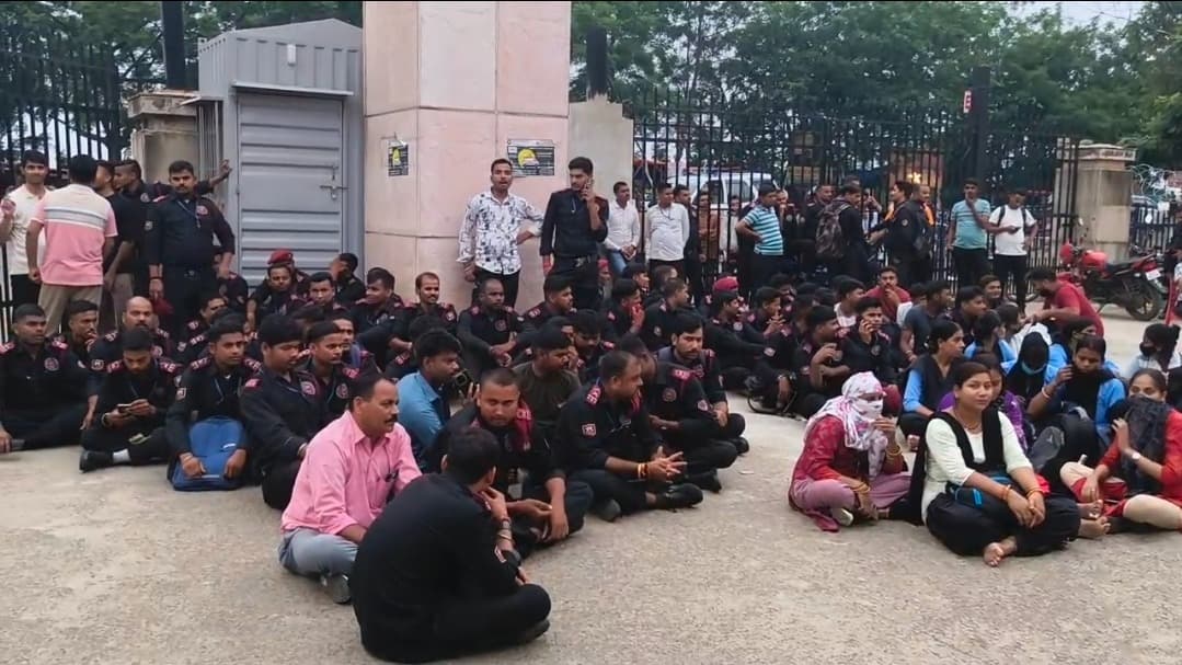 एम्स देवघर में सुरक्षा गार्डों का हंगामा, पांच कर्मियों को हटाने के विरोध में मुख्य गेट पर धरना