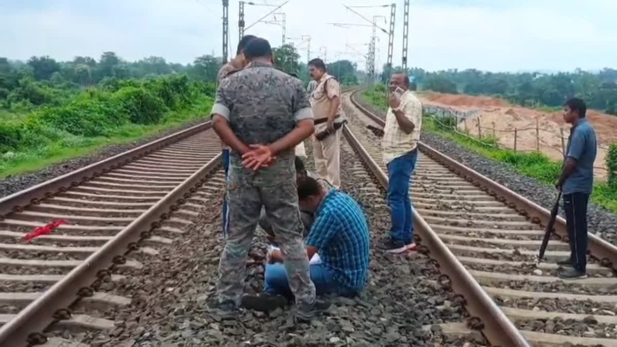 धनबाद-गोमो रेलखंड पर रेलवे ट्रैक से मिला अज्ञात युवक का शव
