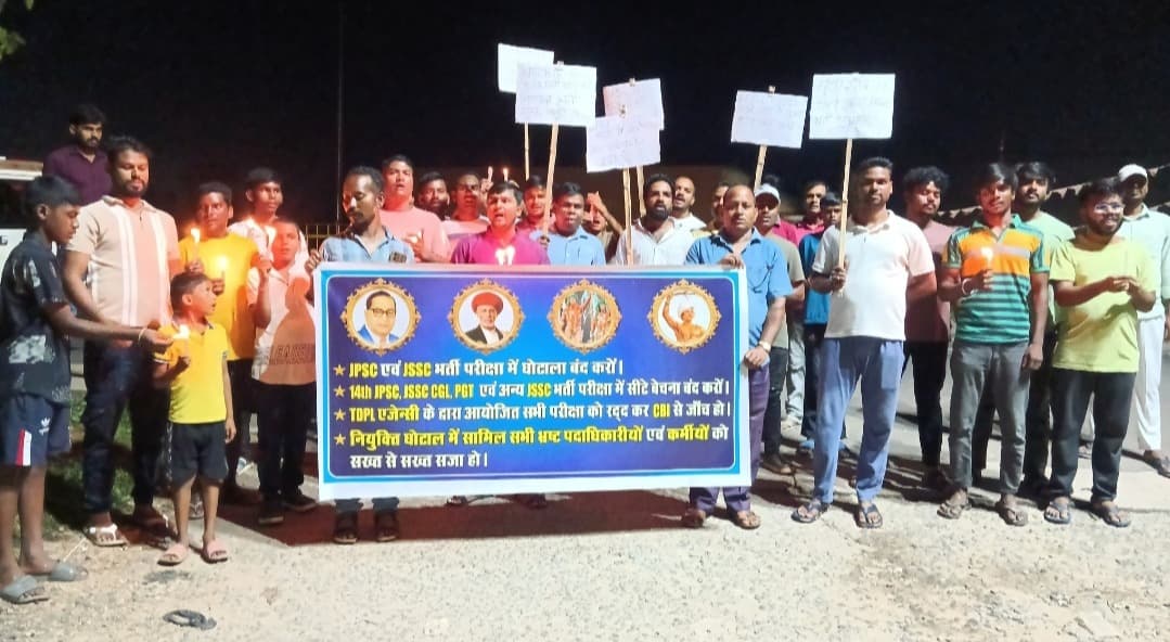 भर्ती परीक्षाओं में धांधली के खिलाफ मांडू के छात्रों ने निकाला कैंडल मार्च, सरकार के खिलाफ की नारेबाजी 