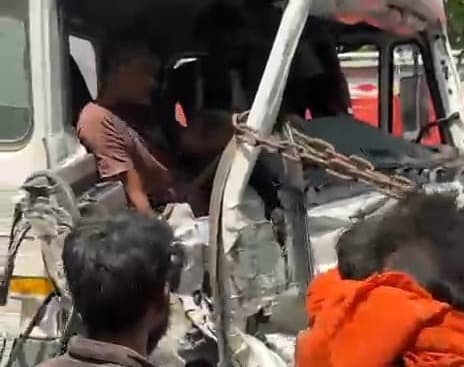कोडरमा घाटी में टैंकर-हाईवा की टक्कर, चालक गंभीर रूप से घायल