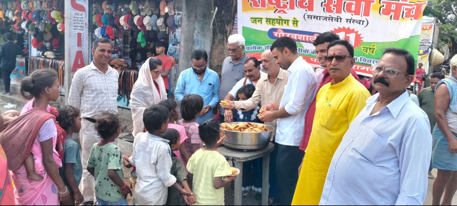 राष्ट्रीय सेवा मंच ने 150 गरीबो को कराया भोजन