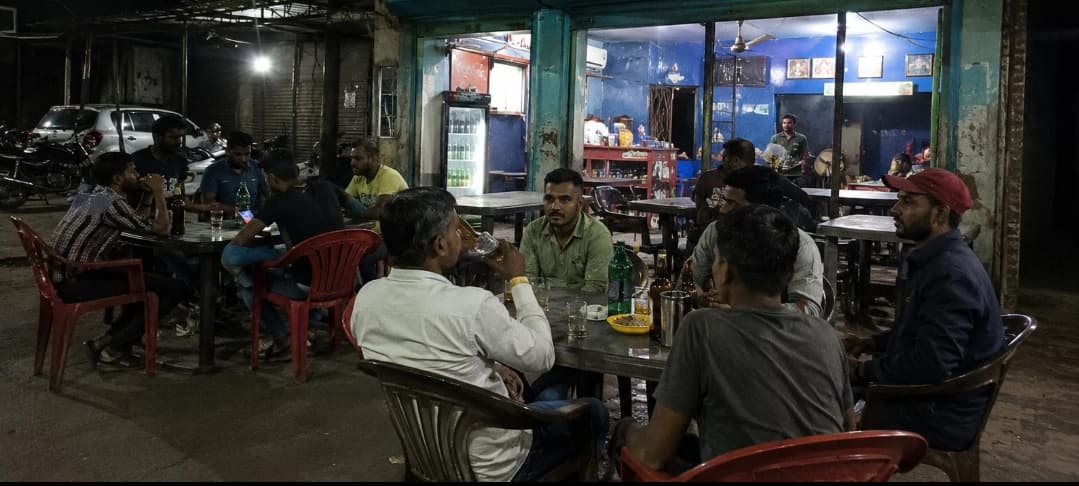 शाम ढलते ही चौपारण के होटलों मे सजने लगती है शराब के शौकीनो की महफिल 