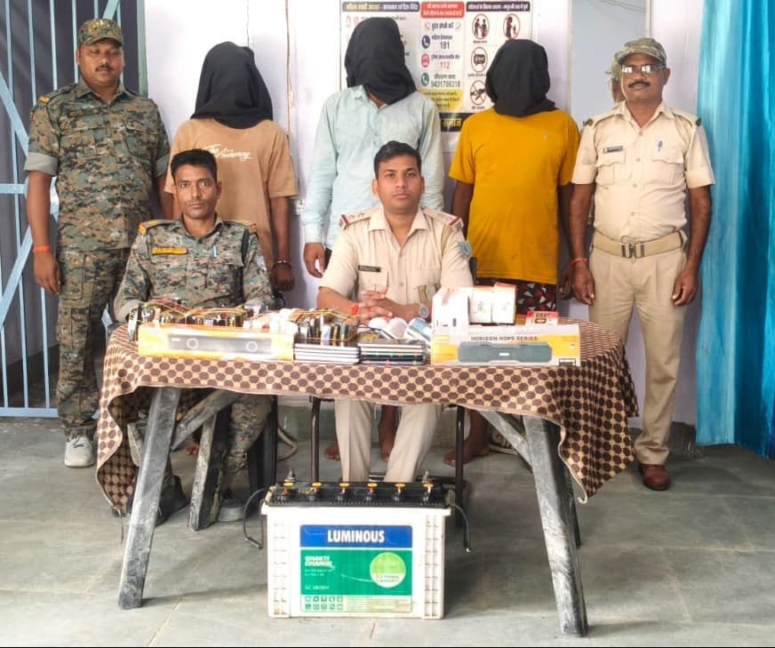 चौपारण में चोरी के सामान के साथ तीन गिरफ्तार, मोबाइल दुकान और बाइक चोरी का खुलासा