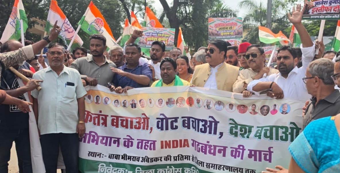 वोट बचाओ, देश बचाओ’ मार्च में शामिल हुए पूर्व विधायक उमाशंकर अकेला यादव