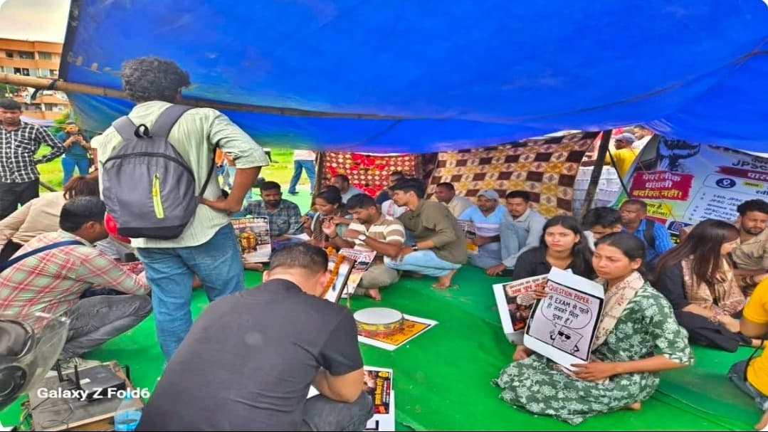 JPSC-JSSC कथित धांधली के खिलाफ छात्र आंदोलन तेज, जयपाल सिंह मुंडा स्टेडियम पहुंचा प्रदर्शन; देवेंद्रनाथ महतो ने किया भूख हड़ताल का ऐलान