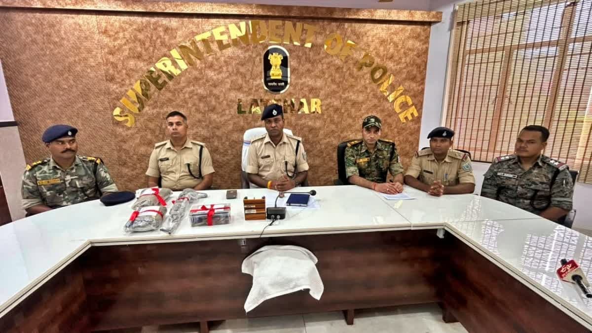 लातेहार में गिरफ्तार नक्सली रविंद्र गंझू की निशानदेही पर पुलिस की छापेमारी, कई सामान बरामद