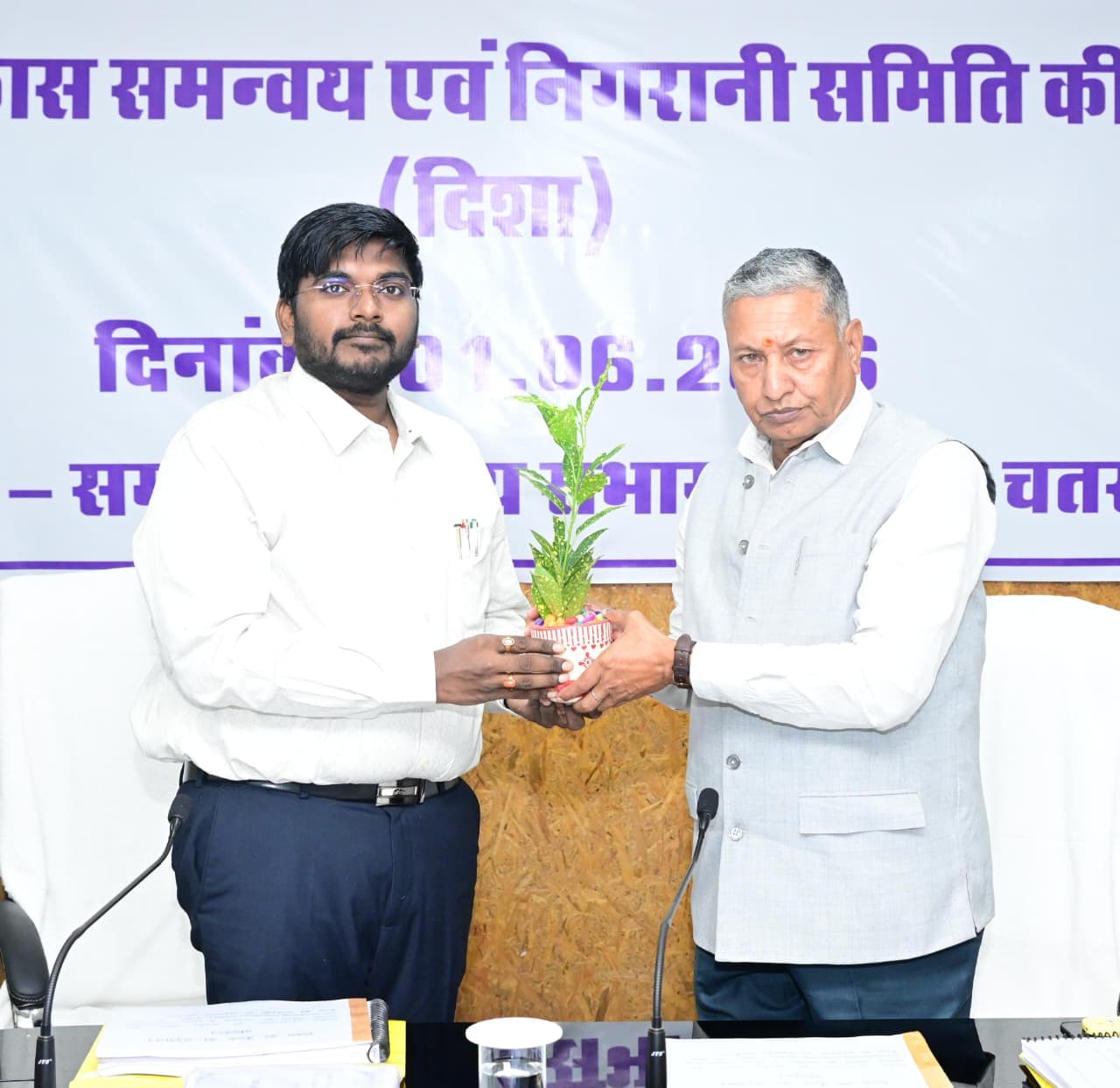 दिशा बैठक में विकास योजनाओं की समीक्षा, लंबित कार्यों के शीघ्र निष्पादन के निर्देश