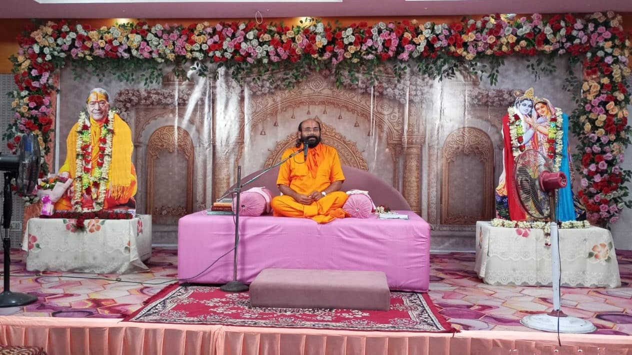 नित्य चिंतन और श्यामा-श्याम के गुणगान से ही मानव जीवन की सार्थकता : स्वामी युगल शरण