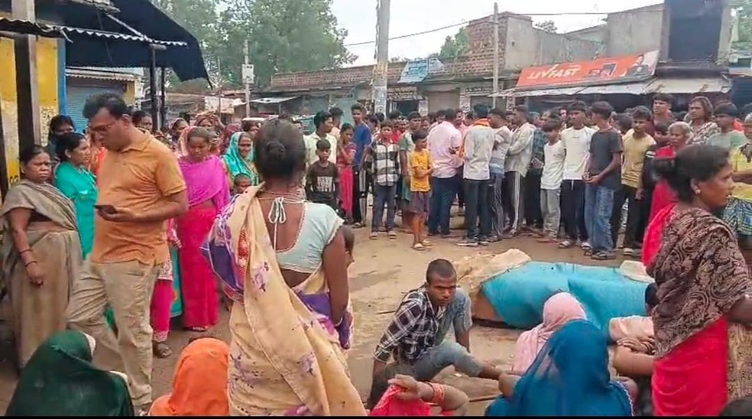 राजस्थान में काम करने गए युवक की संदिग्ध मौत, न्याय की मांग को लेकर परिजनों ने किया सड़क जाम