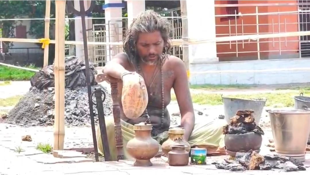 45 डिग्री तापमान, सिर पर जलती मटकी और पांच अग्निकुंड! धनबाद के बाबा की अनोखी तपस्या बनी चर्चा का विषय