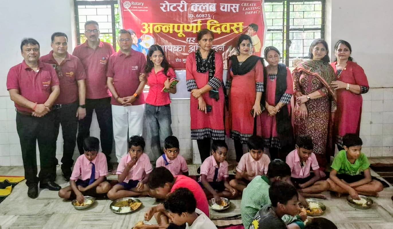 रोटरी क्लब चास की 'अन्नपूर्णा योजना' के तहत 140 बच्चों को कराया गया विशेष भोजन