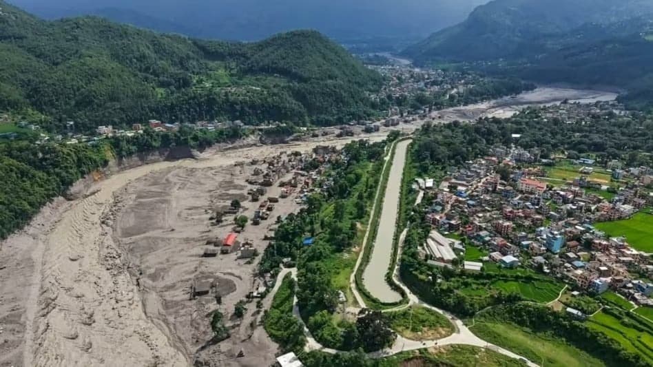 नेपाल में बाढ़ के नए आंकड़े भयावह: 400 से ज्यादा कंटेनर ट्रक बहे, 1000 से अधिक लोग लापता