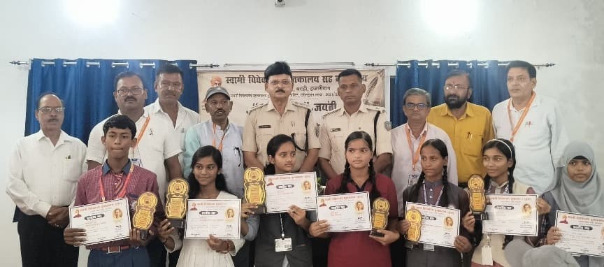 भाषण प्रतियोगिता में डीएवी स्कूल की शिंकू कुमारी और निबंध में देव इंटरनेशनल स्कूल की अर्पना गुप्ता ने मारी बाजी, 22 विद्यालय के 44 प्रतिभागी हुए पुरस्