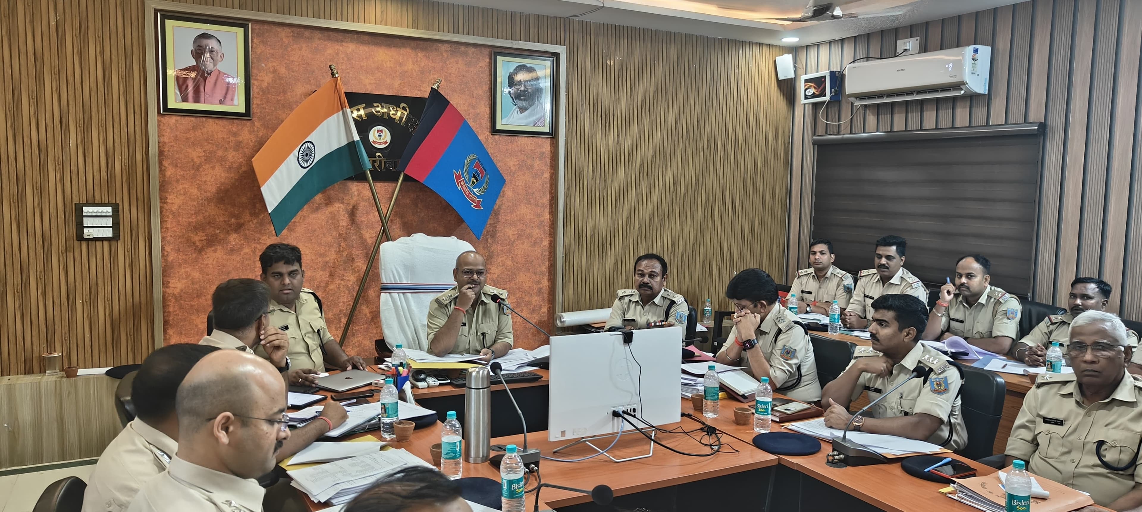 हजारीबाग में पुलिस अधीक्षक की अध्यक्षता में अपराध समीक्षा बैठक