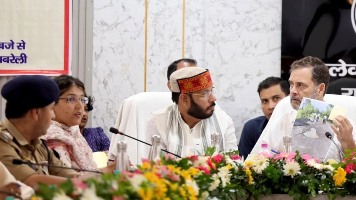 रायबरेली में राहुल गांधी ने डीएम से पूछा- सड़कों पर इतने गड्ढे क्यों हैं?
