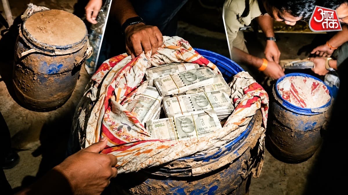 घर में जमीन के नीचे दबे मिले तीन ड्रम, नोटों की गिनती में जुटी पुलिस