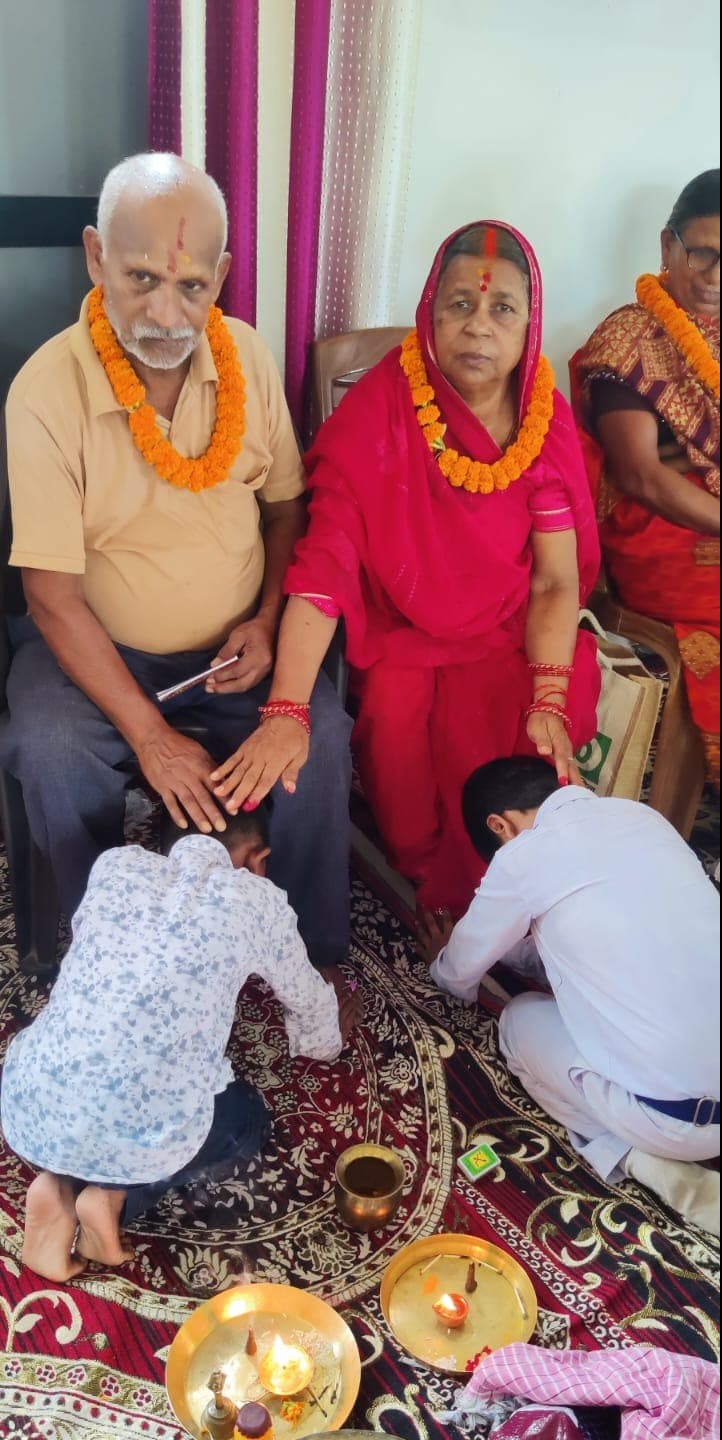 दादा-दादी और नाना-नानी के चरण पूजन से गूंजा विद्यालय, संस्कारों की सीख से भावुक हुए अभिभावक