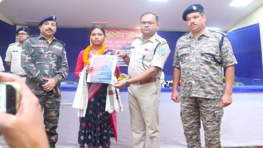 नक्सल विरोधी अभियान में झारखंड पुलिस को बड़ी सफलता, महिला नक्सली अनिता किस्कू ने किया आत्मसमर्पण