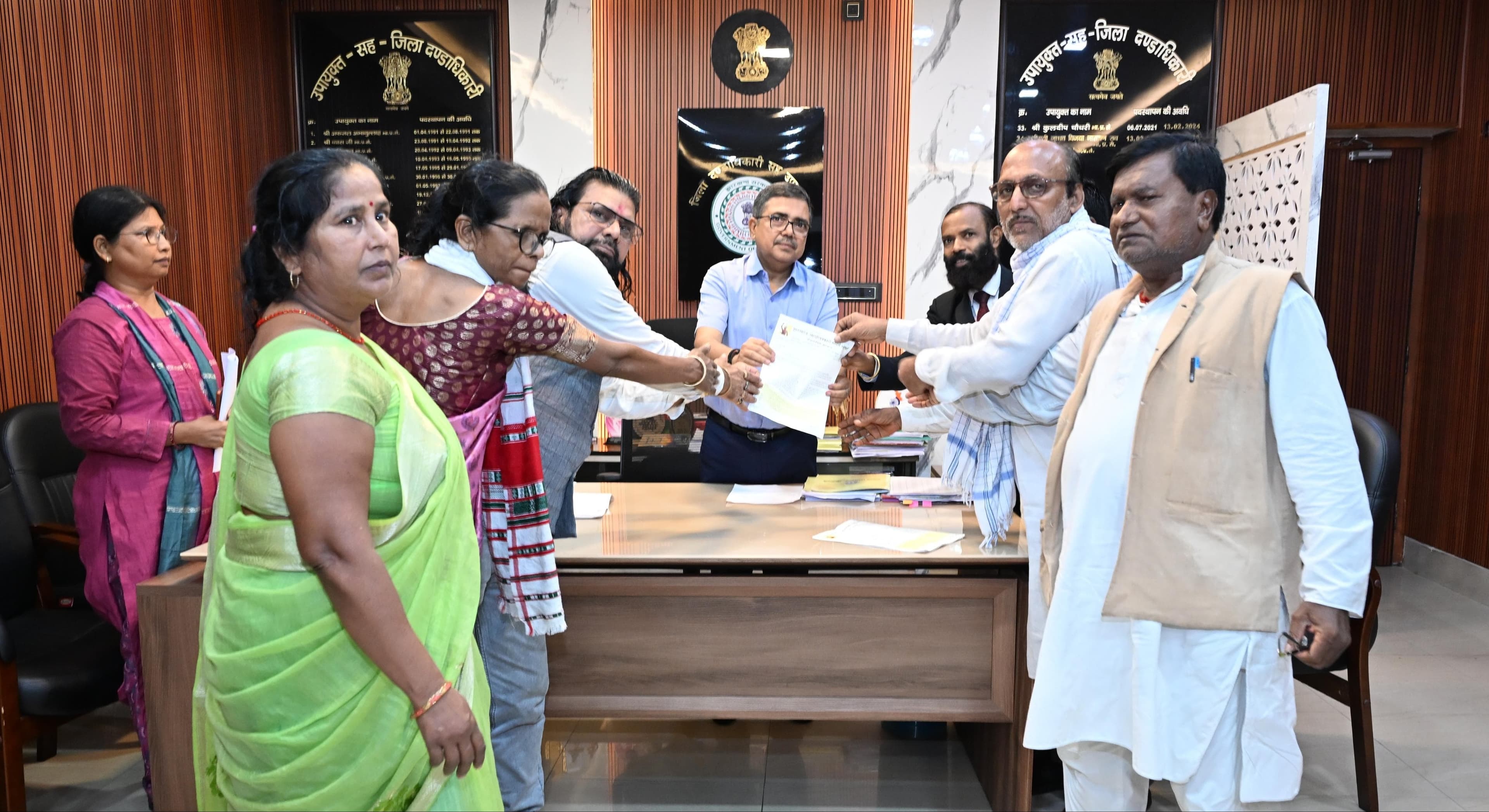 विस्थापितों और झारखंड आंदोलनकारियों ने डीसी आवास का किया घेराव, आश्वासन के बाद आंदोलन स्थगित
