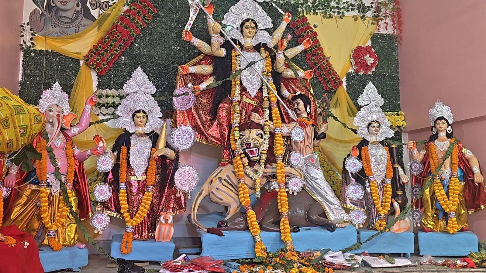 वैदिक मंत्रोच्चारण के साथ विभिन्न पूजा पंडालों में खुला मां का पट