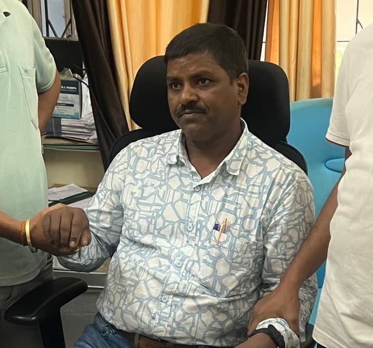 15 हजार रुपये रिश्वत लेते प्रधान लिपिक रंगेहाथ गिरफ्तार