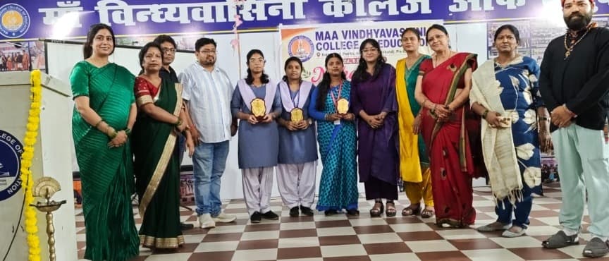 पदमा स्थित मां विंध्यवासिनी कॉलेज में "मेहंदी प्रतियोगिता" का रंगारंग आयोजन  