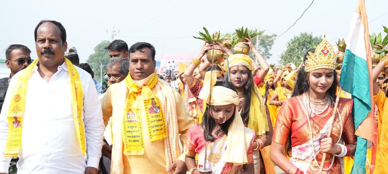 सलगावाँ में 9 कुण्डीय गायत्री महायज्ञ की कलश यात्रा में शामिल हुए विधायक प्रदीप प्रसाद