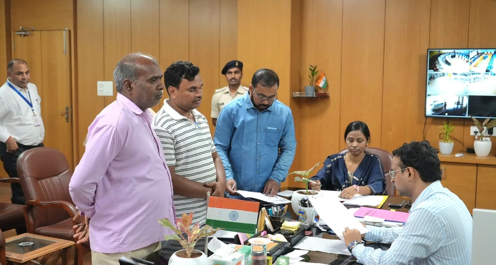 जनता दरबार में उपायुक्त ने सुनीं लोगों की समस्याएं, त्वरित निष्पादन के दिए निर्देश
